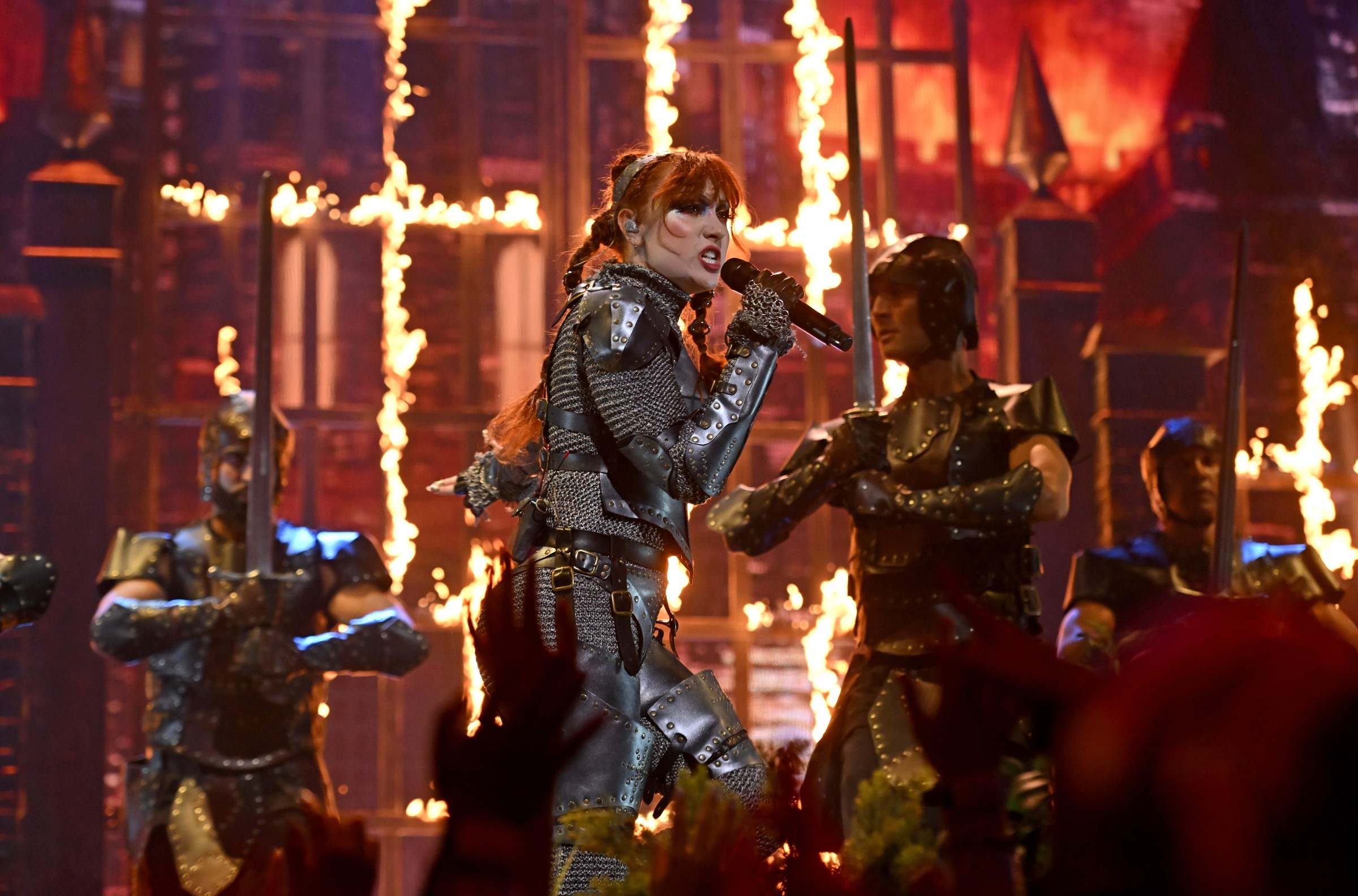 Knight Chappell Roan and Sabrina Carpenter’s alien dance made the VMAs freaky, in the best way